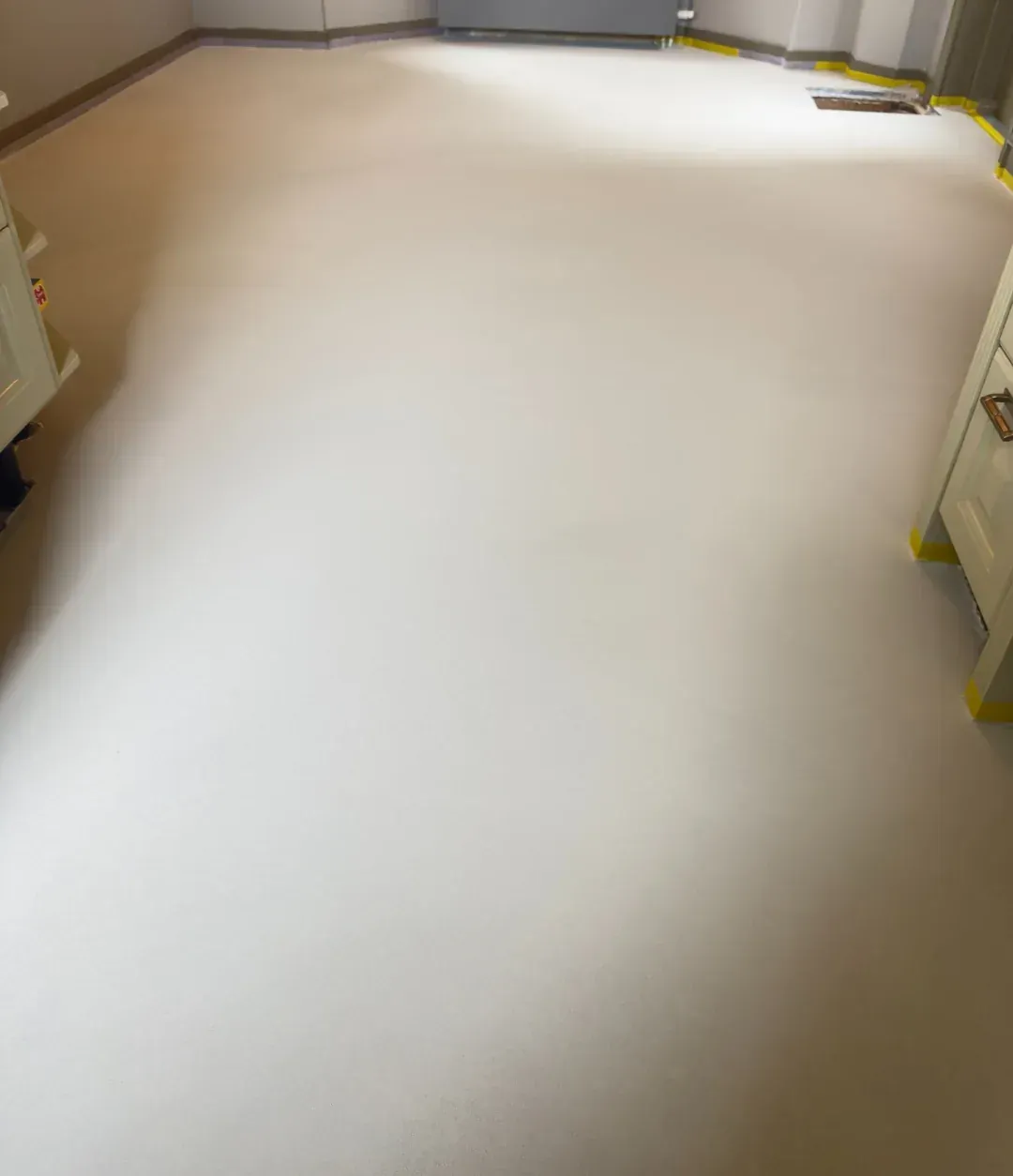 Lichte lavasteen gietvloer in de woonkeuken in Beverwijk, vlak na het leggen