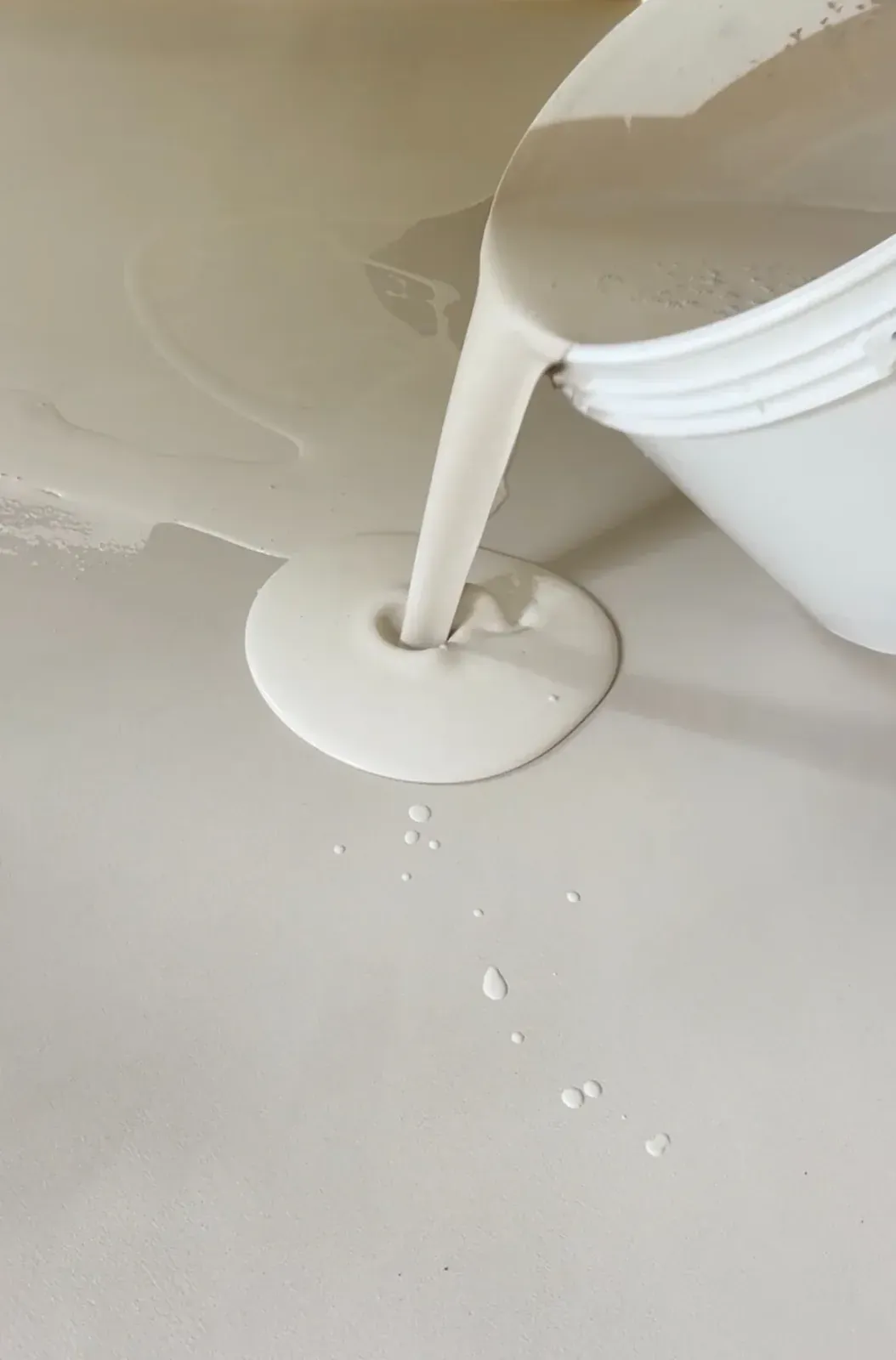 Vloeibaar vloermateriaal wordt op de voorbereide ondergrond aangebracht