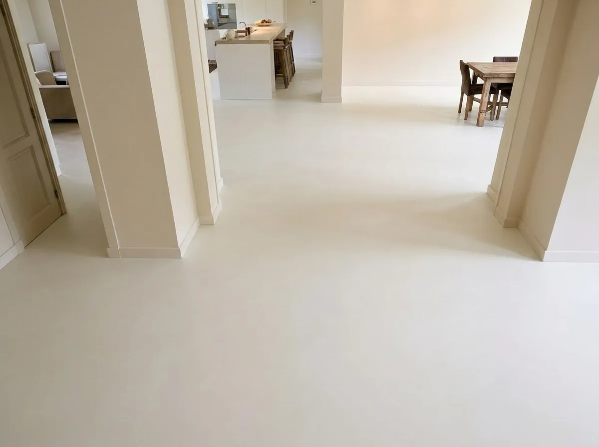 Vloerdetail — 68 m² microcement Branco in een open ruimte, Amsterdam