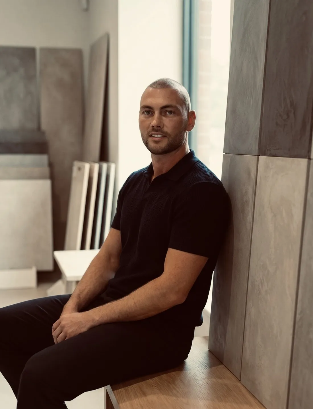 Tim van Gulik, de microcement-vakman achter Casapietra, in zijn atelier in Lexmond