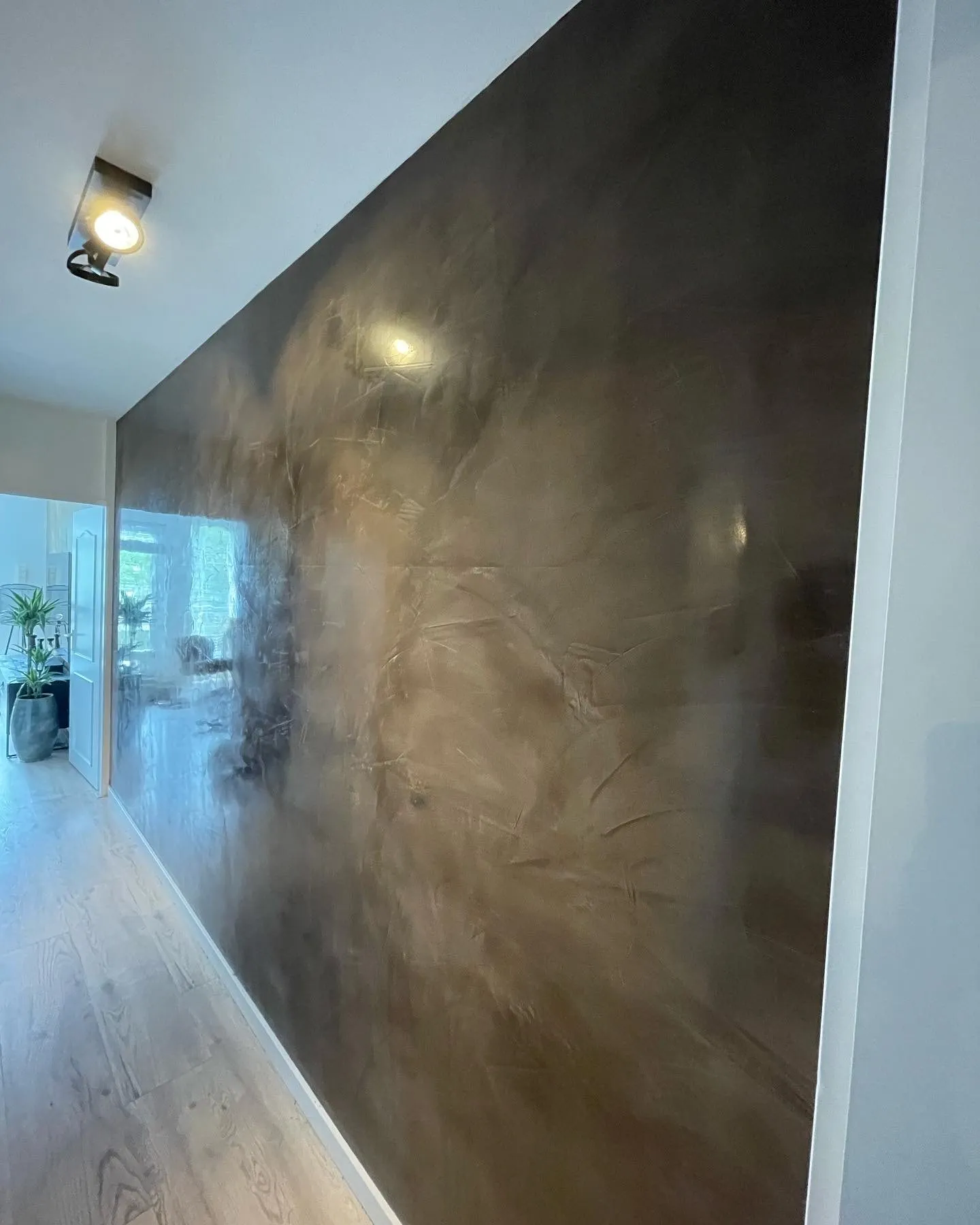 Venetiaans stucwerk in een donkere, bronzen tint met zachte glans
