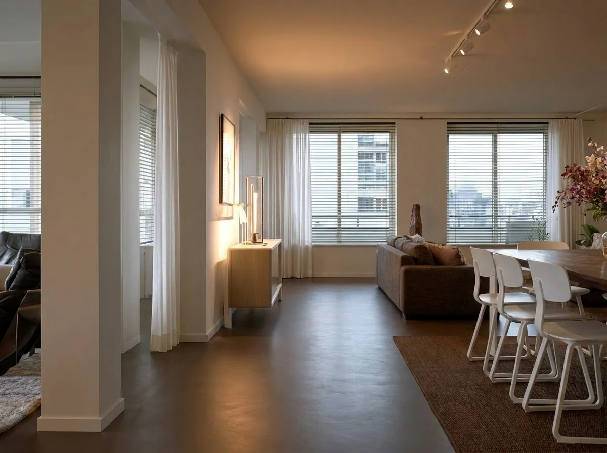 Zijaanzicht — 45 m² microcement Coffee in een woonkamer, Den Haag