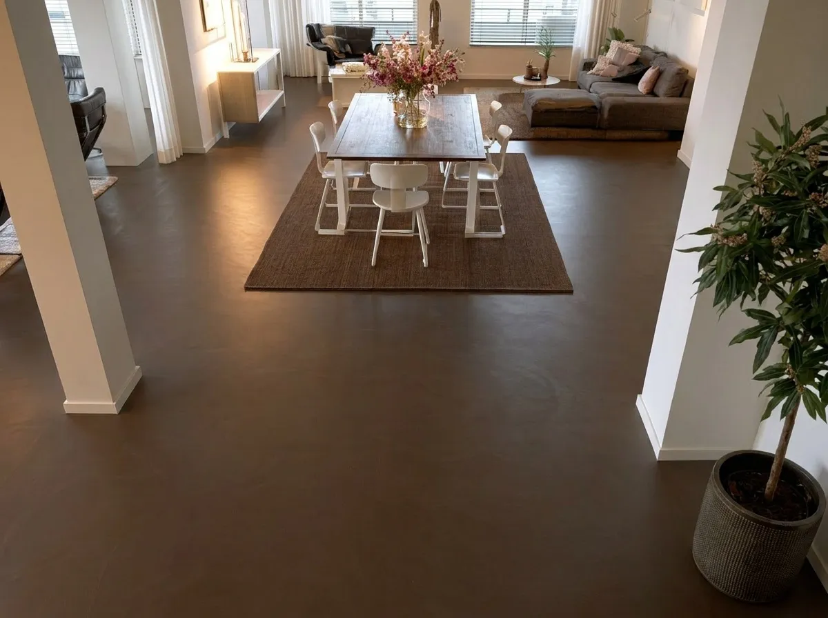 Vloerdetail — 45 m² microcement Coffee in een woonkamer, Den Haag