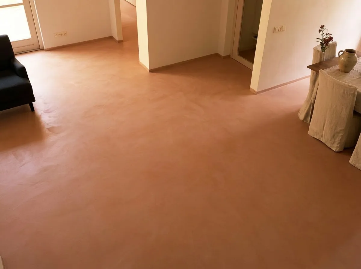 Vloerdetail — 62 m² microcement Terracota in een woonkamer, Utrecht